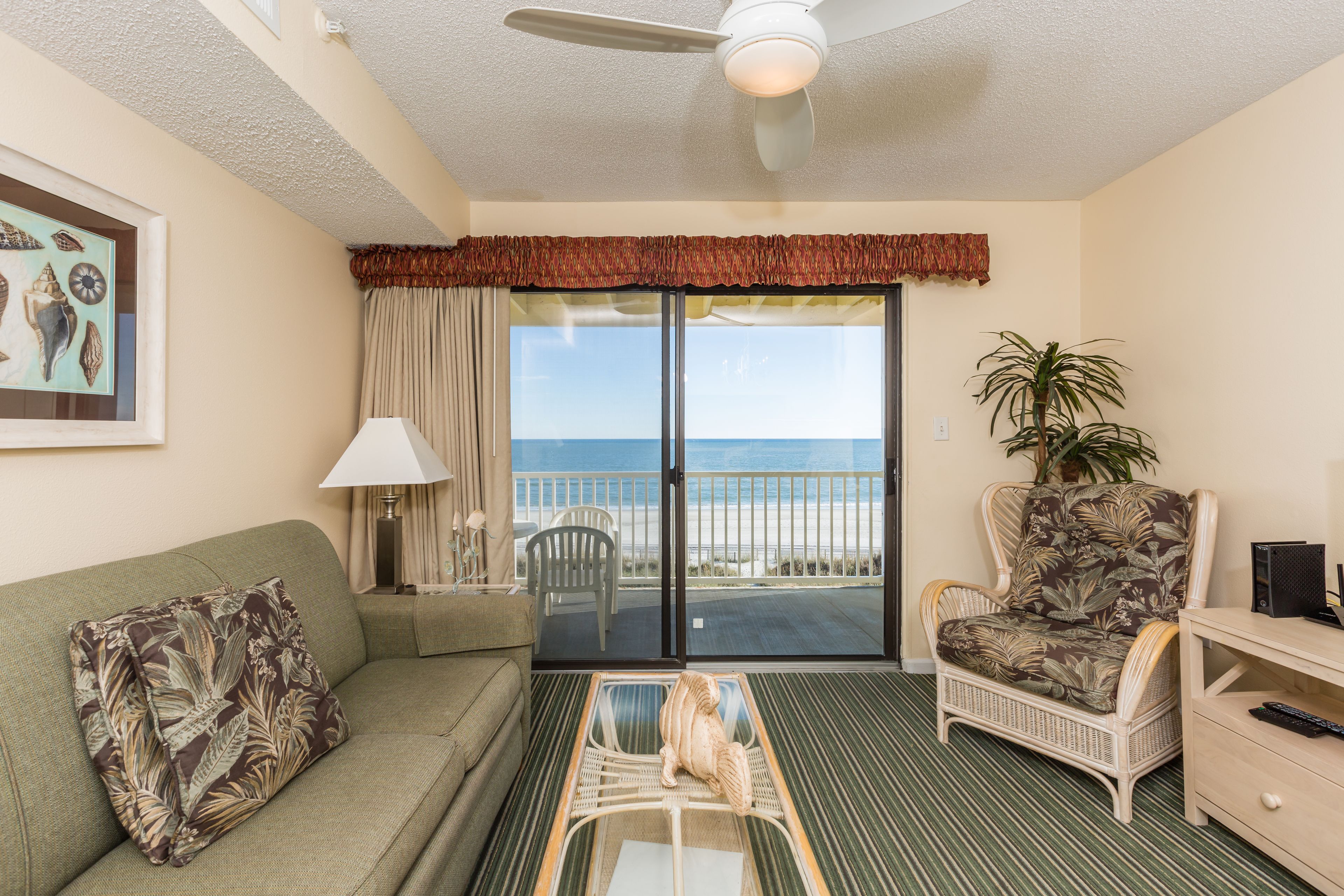 2 Bedroom, 2 Bathroom, Oceanview Condo | Coin séjour | Télévision à écran plat