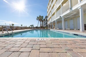 Una piscina al aire libre de temporada