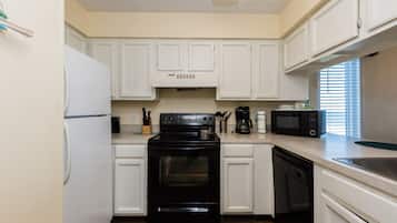 3 Bedroom, 3 Bathroom, Oceanfront Condo | ครัวส่วนตัว | ตู้เย็น, ไมโครเวฟ, เตาประกอบอาหาร, เครื่องครัว/จาน/ช้อนส้อม