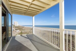3 Bedroom, 3 Bathroom, Oceanfront Condo | Parveke