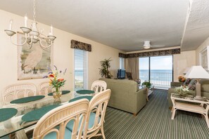 3 Bedroom, 3 Bathroom, Oceanfront Condo | Servicio de comidas en la habitación