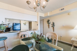 2 Bedroom, 2 Bathroom, Oceanview Condo | 房內用餐區