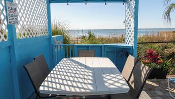 Utomhuspool och solstolar