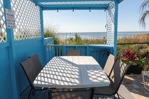 Alberca al aire libre y camastros