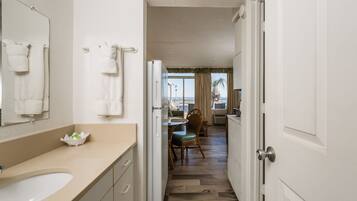 1 bedroom 1 bathroom condo | Bathroom | Towels, soap, shampoo, toilet paper