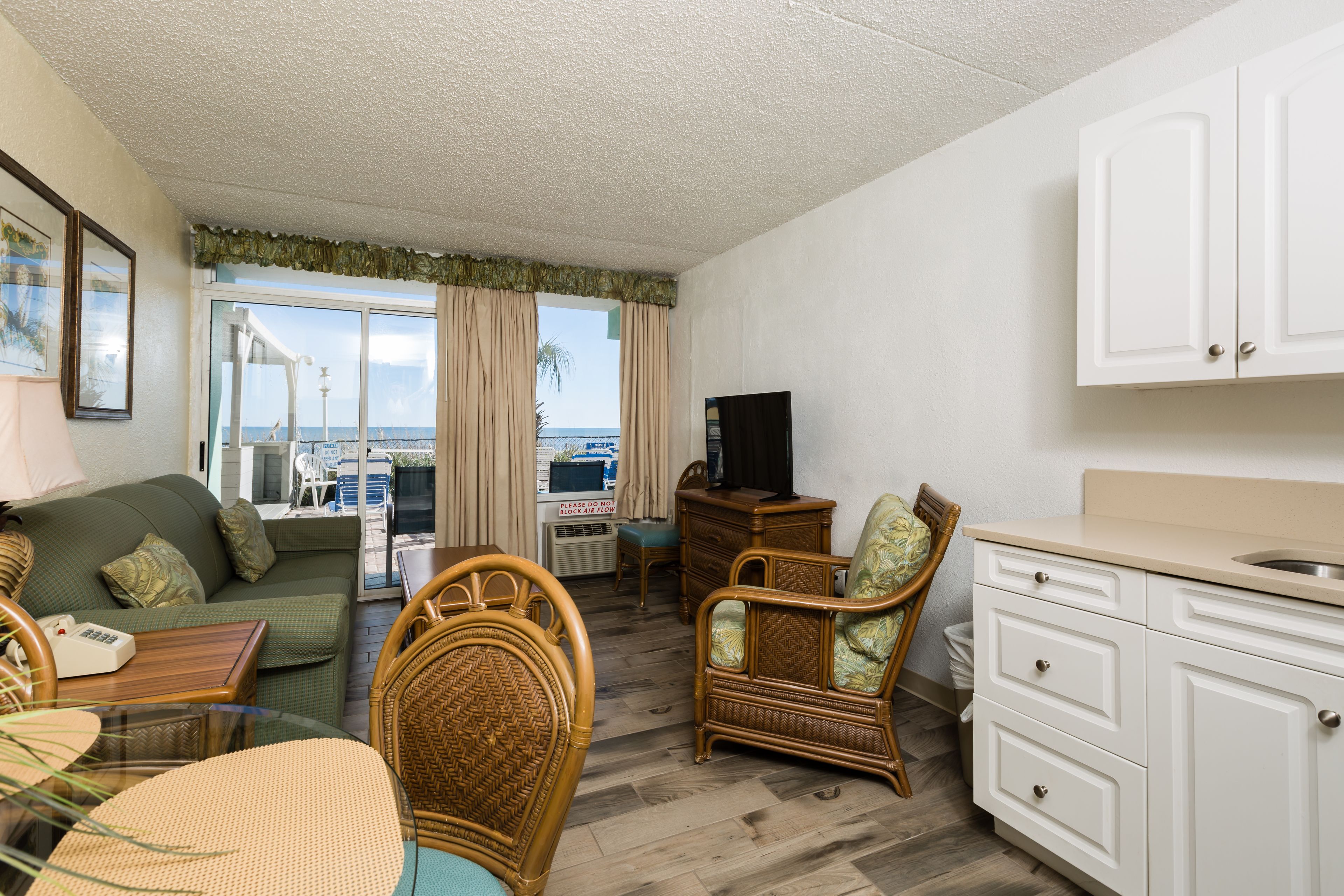 1 bedroom 1 bathroom condo | Woonruimte | Een flatscreentelevisie