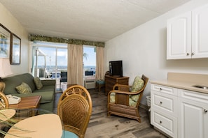 1 bedroom 1 bathroom condo | Área de sala de estar | Televisión de pantalla plana