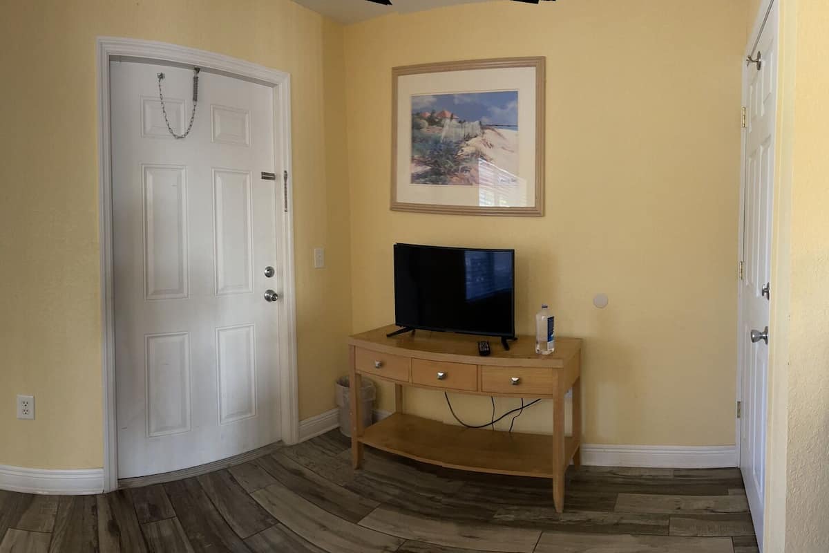 Deluxe 2 Bedroom Suite | Iron/ironing board, free WiFi, bed sheets