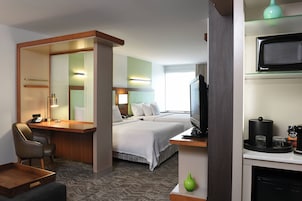 Duntäcken, bäddmadrasser, skrivbord och mörkläggningsgardiner