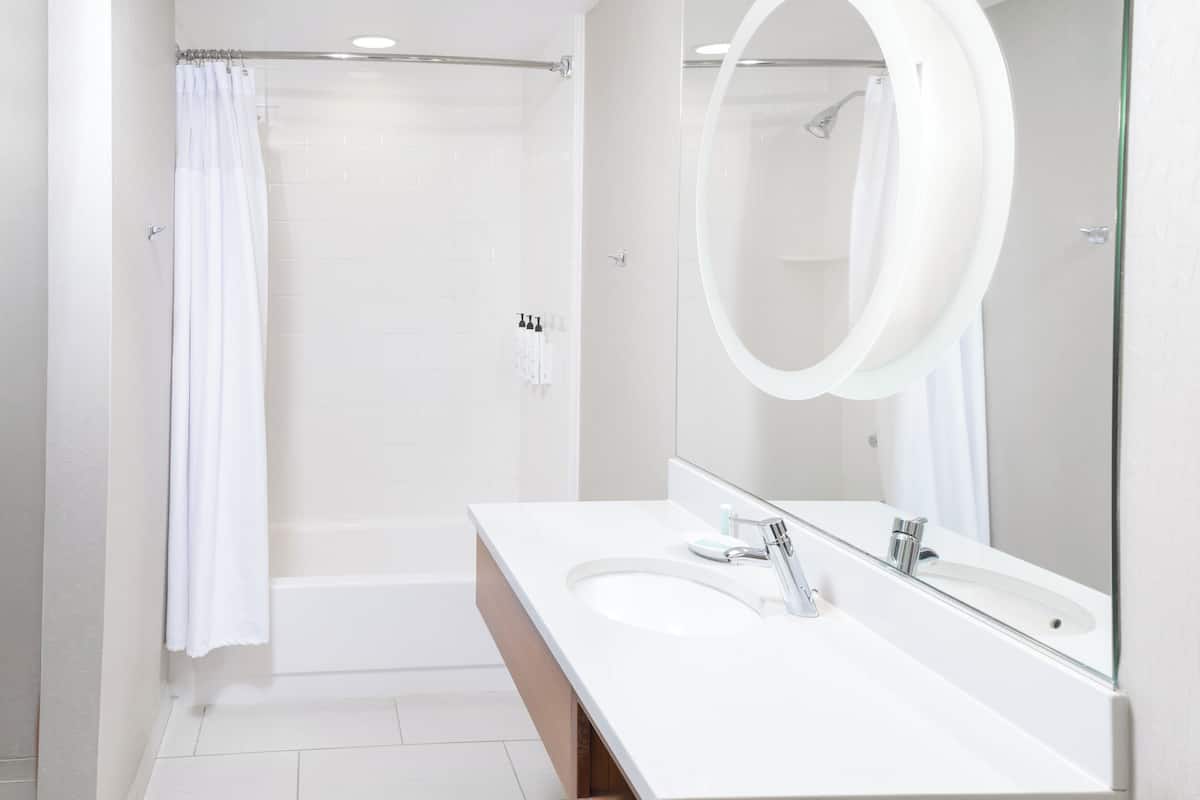 studio, multiple beds, non smoking | bathroom | free toiletries, hair dryer, towels