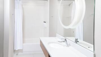 Studio, plusieurs lits | Salle de bain