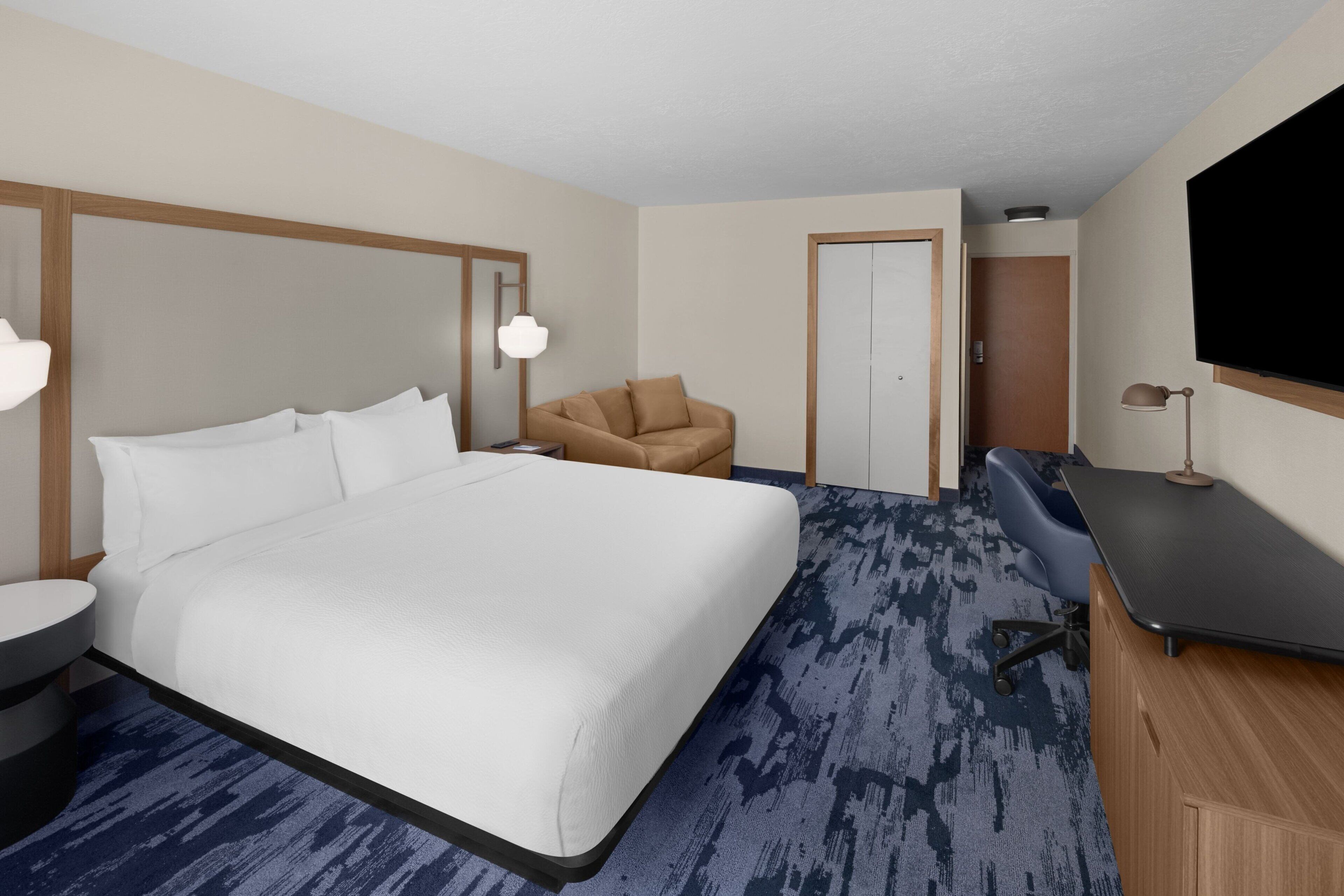 room, 1 king bed | premium bedding, desk, blackout curtains, iron/ironing board