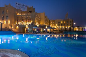 2 outdoor pools