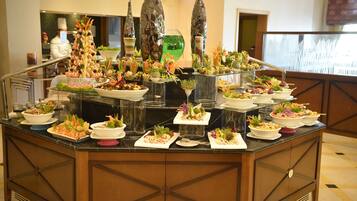 Sarapan dan makan tengah hari dihidangkan, masakan antarabangsa