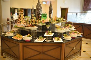 供应早餐、午餐和晚餐，国际美食