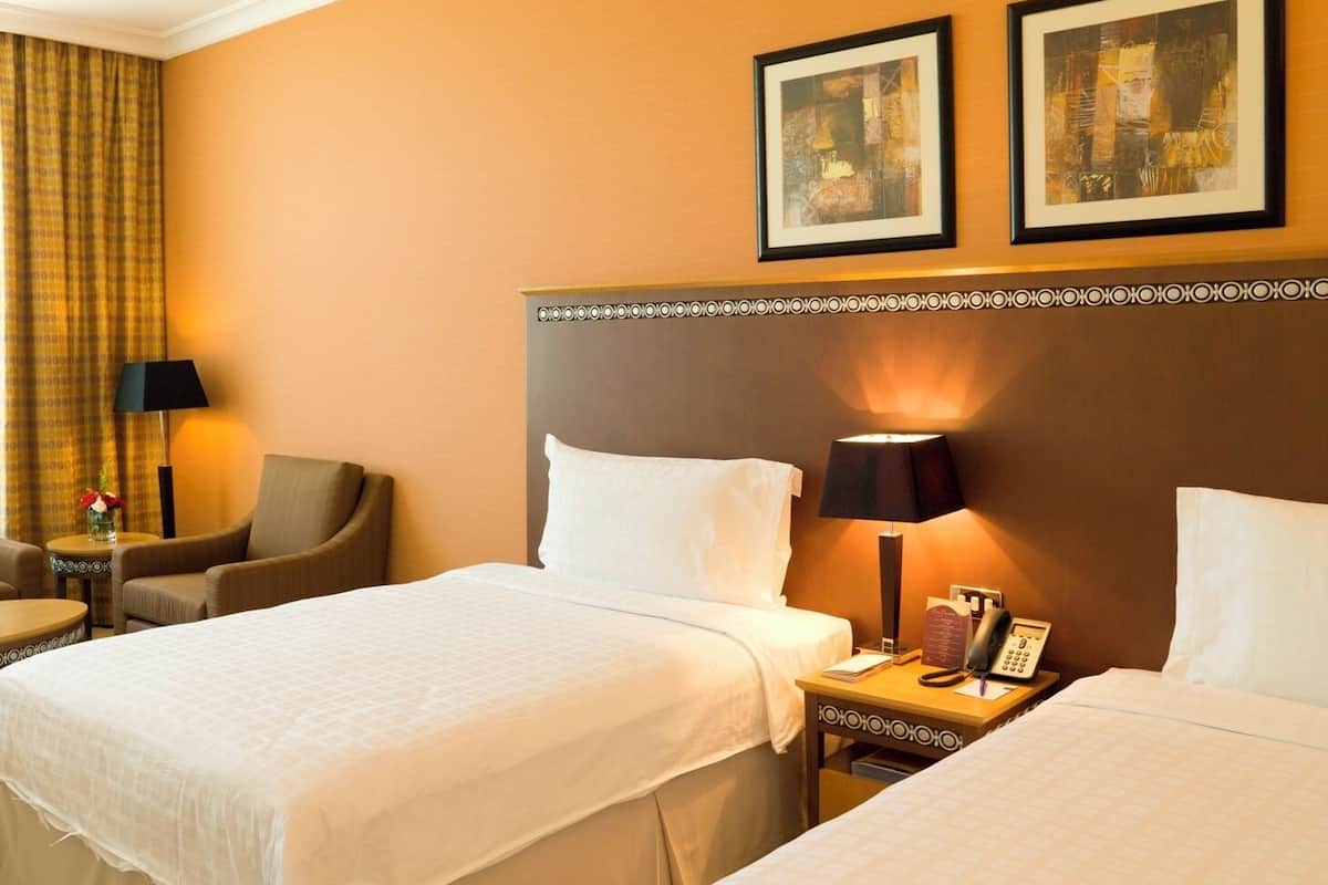 Standaard kamer, 2 eenpersoonsbedden, uitzicht op zwembad | Een minibar, een kluis op de kamer, individueel gemeubileerd, een bureau