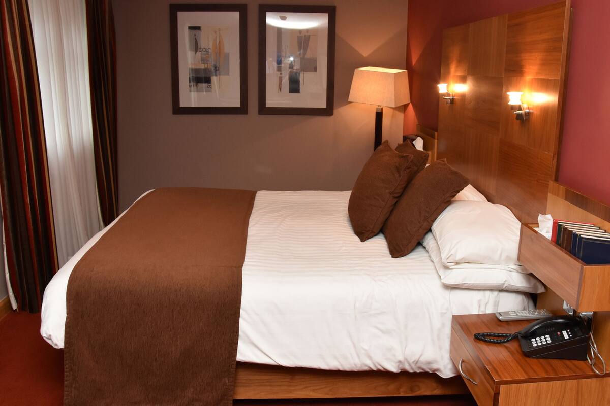 in-room safe, desk, free wifi, bed sheets