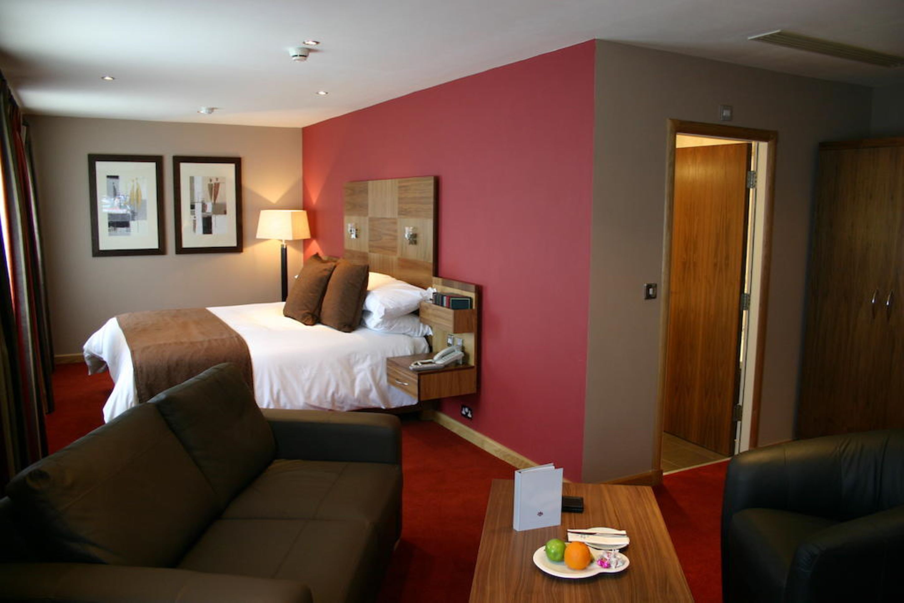 尊荣双人房 | 客房内保险箱、办公桌、免费 WiFi、床单