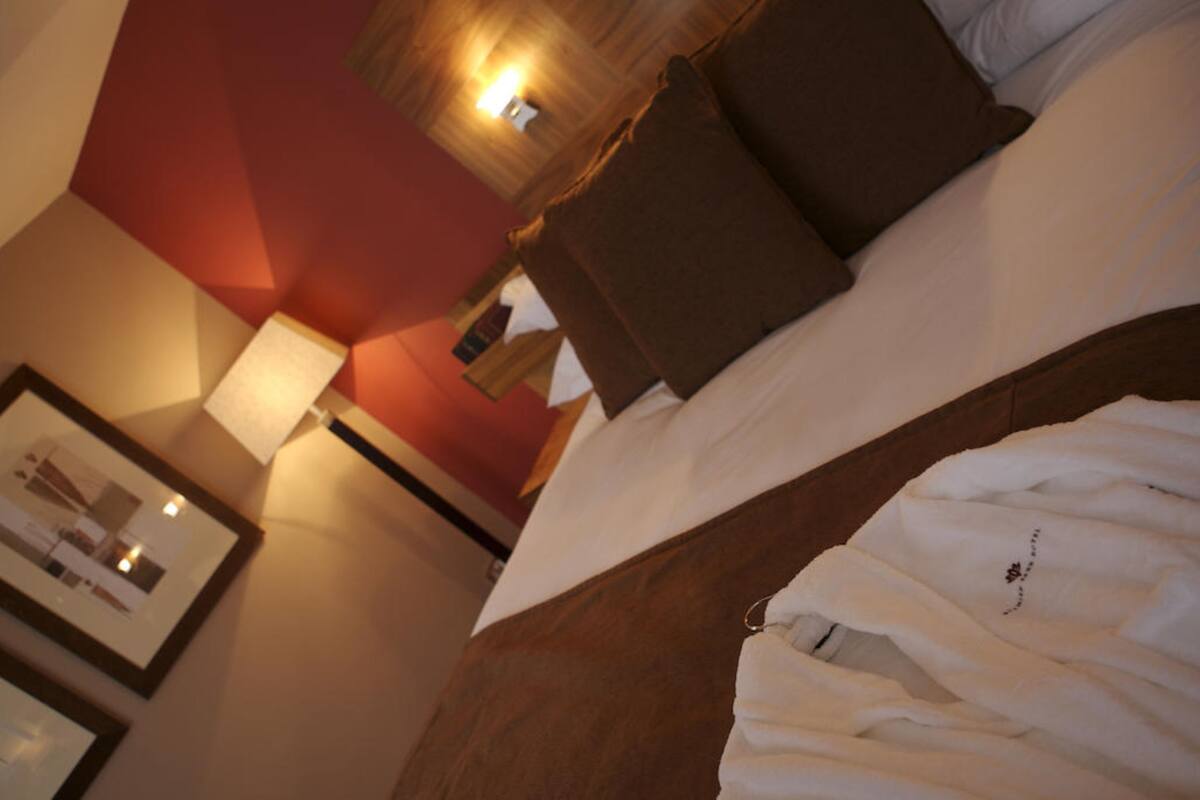 in-room safe, desk, free wifi, bed sheets