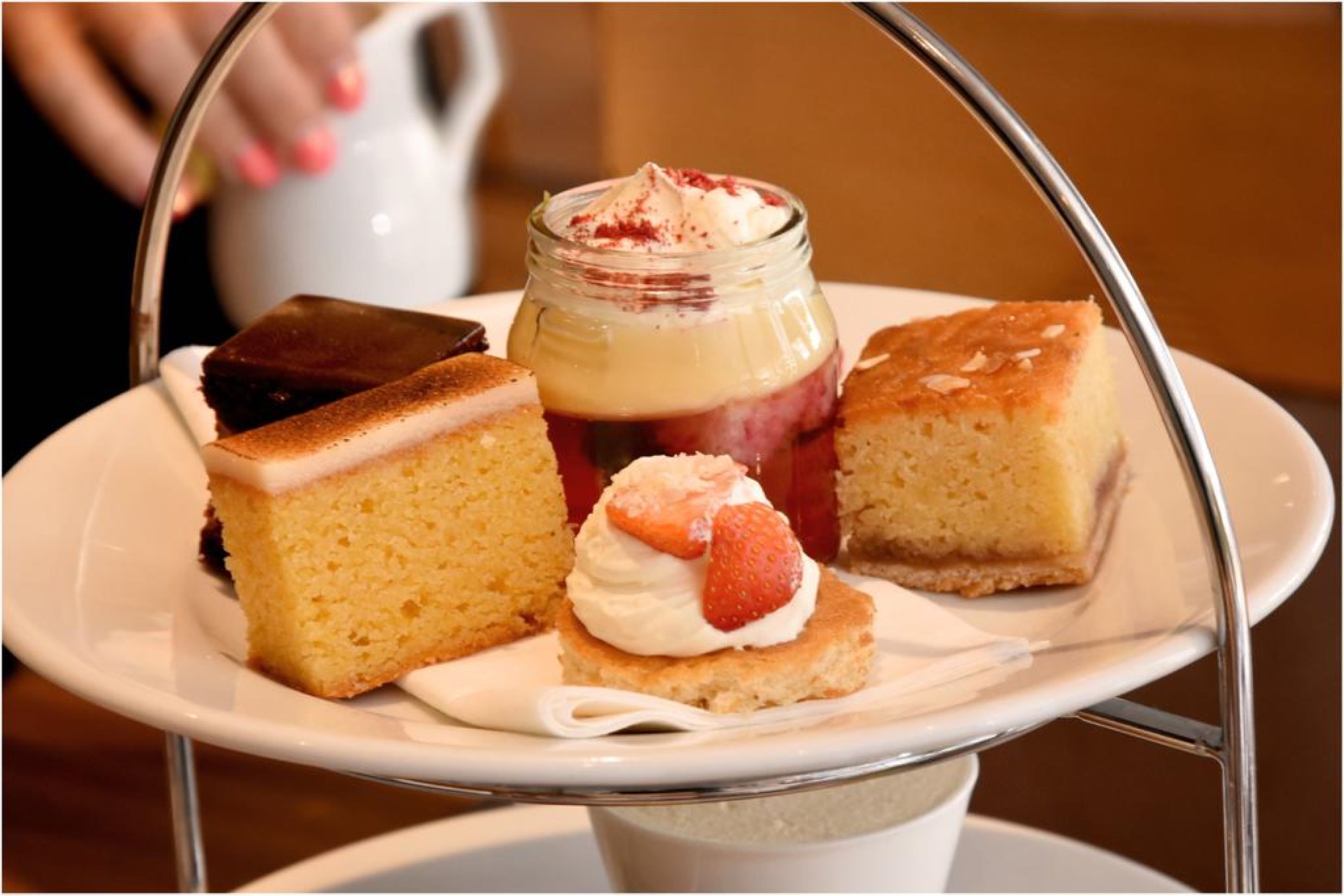 供应早餐、午餐和晚餐，地方菜