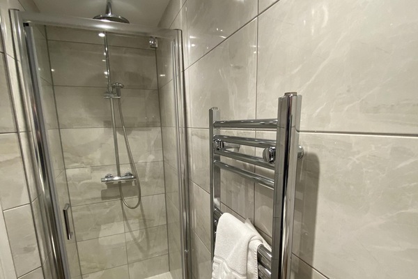 Double Room, Ensuite | Bathroom | Shower, free toiletries, hair dryer, towels