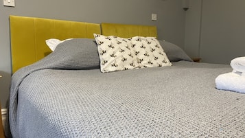 Double or Twin Room, Ensuite | 1 bedroom, premium bedding, desk, iron/ironing board