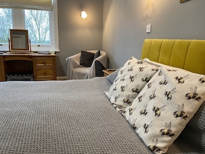 Doppel- oder Zweibettzimmer, mit Bad | 1 Schlafzimmer, hochwertige Bettwaren, Schreibtisch