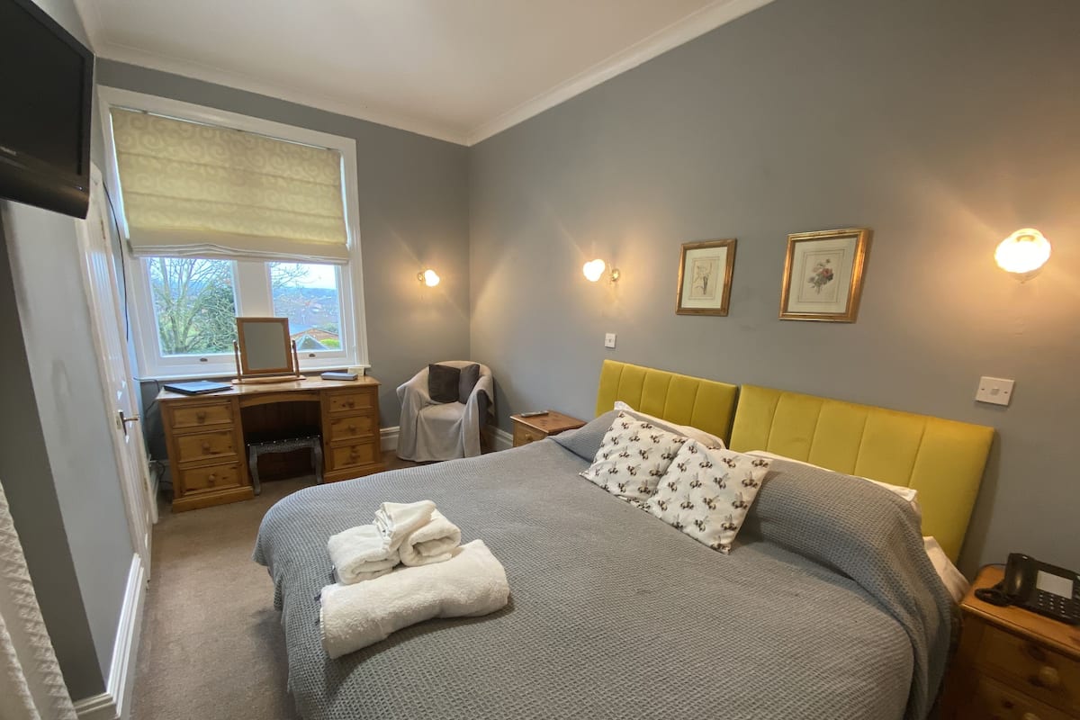 1 habitación, ropa de cama de alta calidad y escritorio