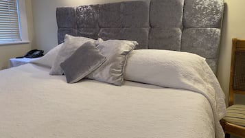 Doppelzimmer, mit Bad | 1 Schlafzimmer, hochwertige Bettwaren, Schreibtisch