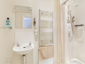 Shower, hair dryer, towels - The Bell at Boxford (Newbury)