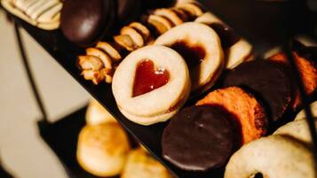 Una bandeja con varios pasteles, incluyendo galletas, macarons y dulces bañados en chocolate.