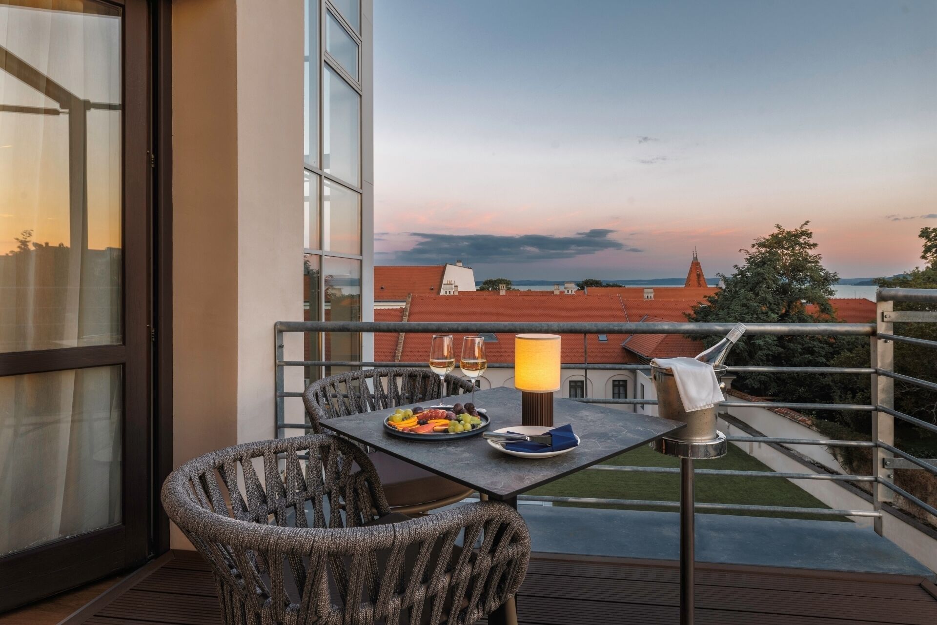 Superior tweepersoonskamer, 1 kingsize bed, balkon | Een minibar, een kluis op de kamer, een bureau, een laptopwerkplek