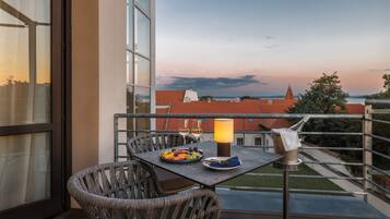 Superior tweepersoonskamer, 1 kingsize bed, balkon | Een minibar, een kluis op de kamer, een bureau, een laptopwerkplek