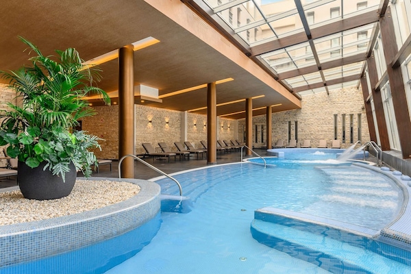 Een sauna, een stoombad, aromatherapie, Zweedse massages