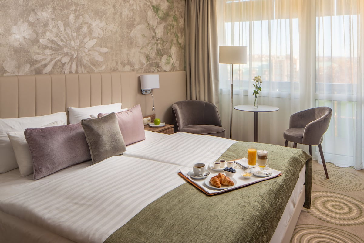 Literie hypoallergénique, minibar, coffres-forts dans les chambres