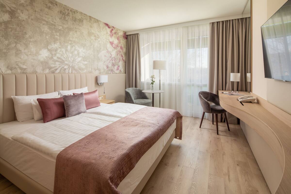 deluxe double room, balcony | 1 bedroom, hypo-allergenic bedding, minibar, in-room safe