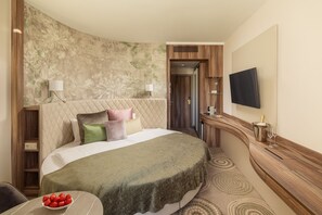 Premium kamer, balkon (Round bed) | Hypoallergeen beddengoed, een minibar, een kluis op de kamer, een bureau