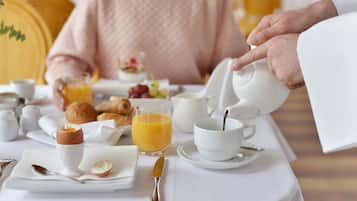 Desayuno buffet diario (EUR 15 por persona)