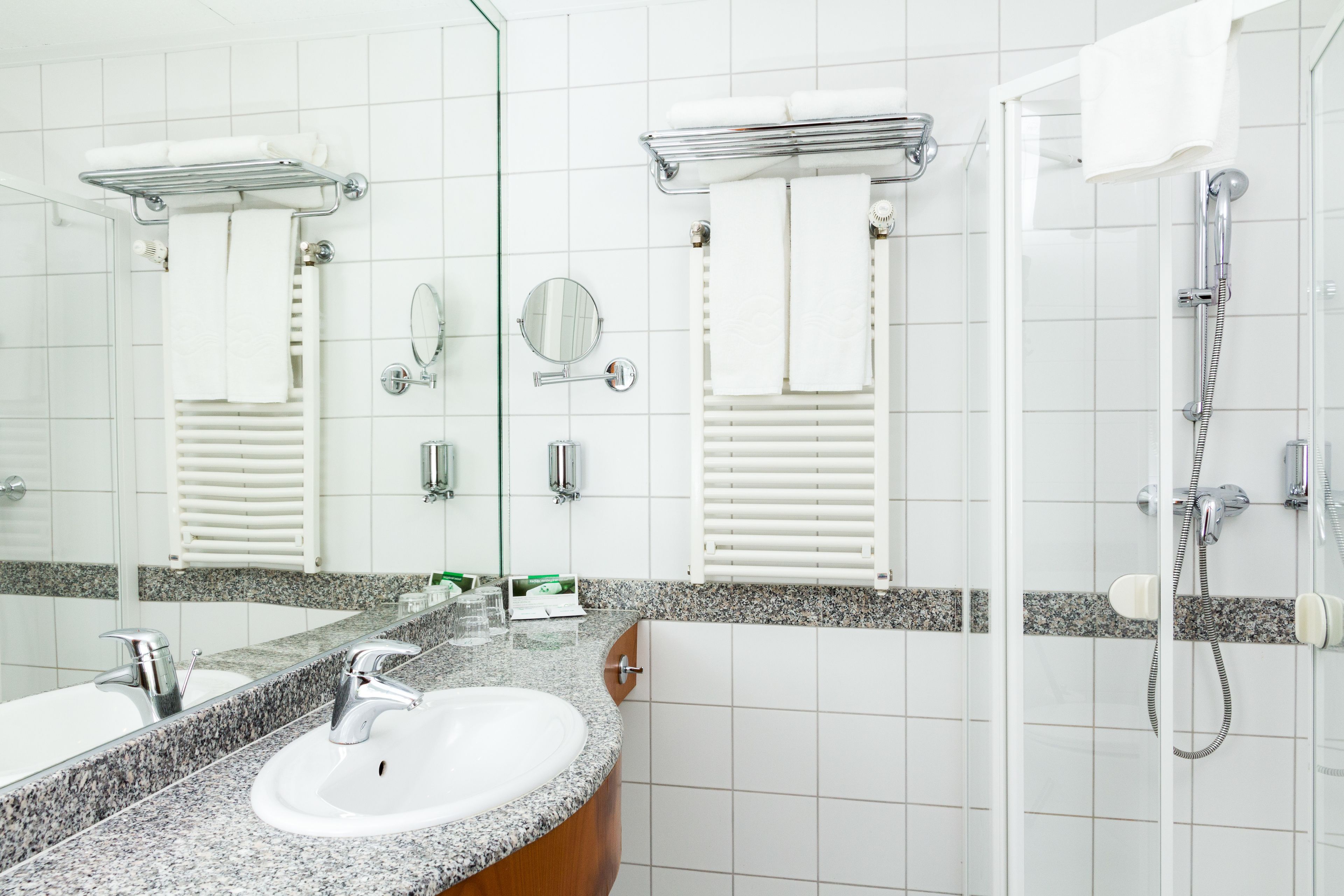 Habitación superior, 2 camas individuales, balcón | Baño | Secador de pelo, albornoces, zapatillas y toallas