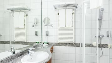 Secador de pelo, batas, pantuflas, toallas