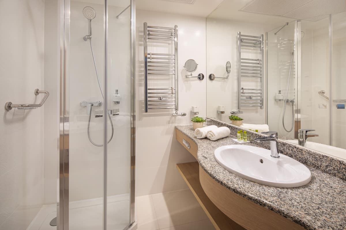 1 bedroom, hypo-allergenic bedding, minibar, in-room safe