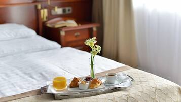 Superior suite, balkon | Hypoallergeen beddengoed, een minibar, een kluis op de kamer, een bureau