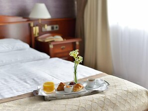 Superior Suite, Balcony | Hypo-allergenic bedding, minibar, in-room safe, desk - Hotel Carbona Thermal Spa (Hévíz)