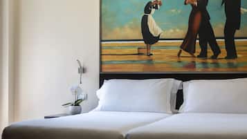 Minibar, két bảo mật tại phòng, bàn