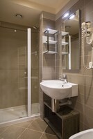 Ducha, artículos de tocador gratuitos, secador de pelo, bidet