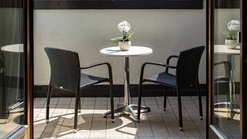 Habitación doble estándar, balcón | Minibar, caja de seguridad en la habitación, escritorio y cunas