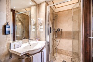 Dreibettzimmer, 1 Schlafzimmer | Badezimmer