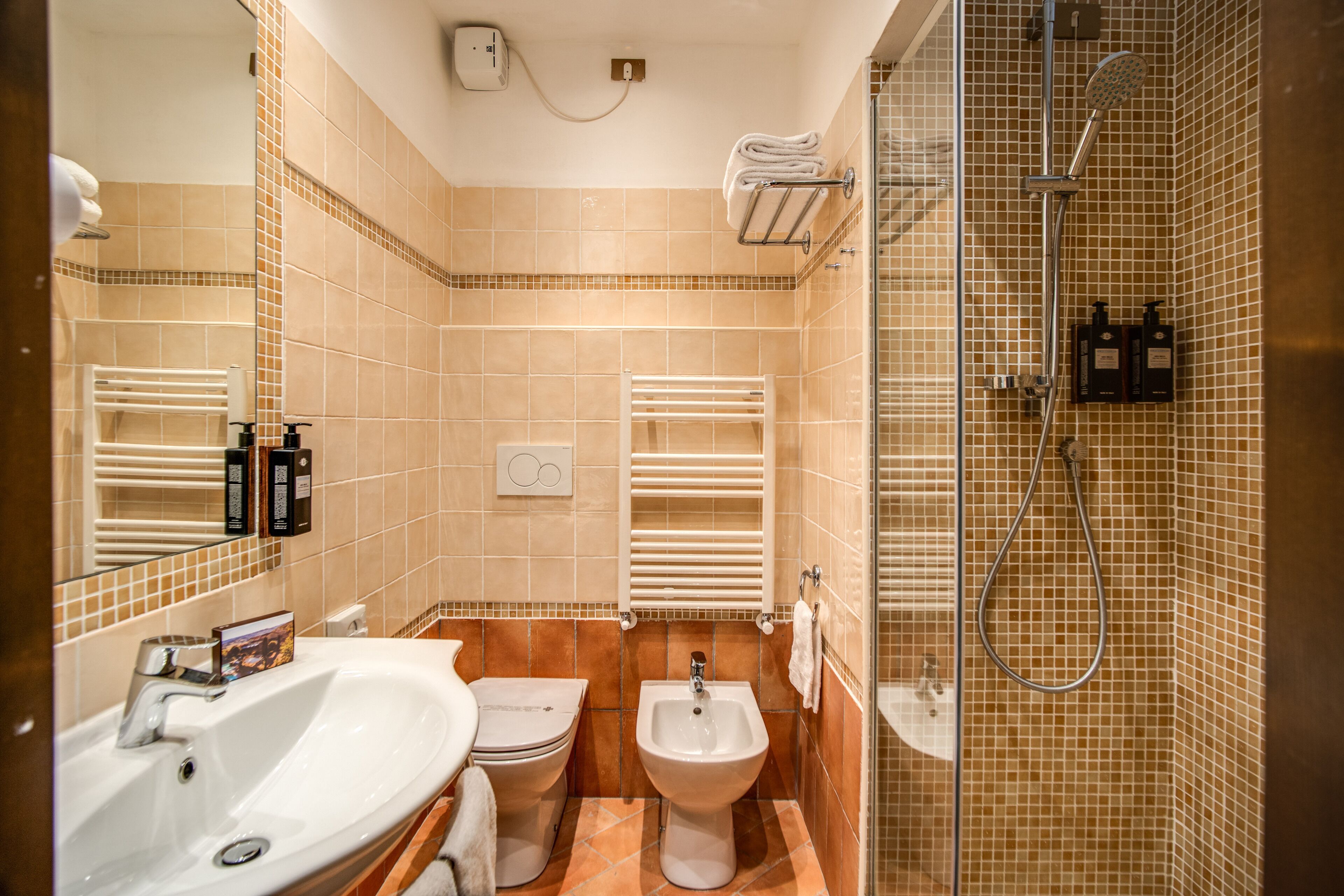 comfort double room | bathroom | free toiletries, hair dryer, bidet, towels