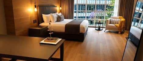 Suite junior, vista a la ciudad | Ropa de cama de alta calidad, edredón y camas Select Comfort