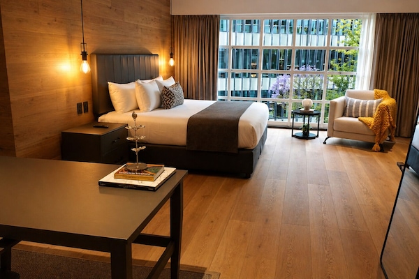 Suite junior, vista a la ciudad | Ropa de cama de alta calidad, edredón y camas Select Comfort